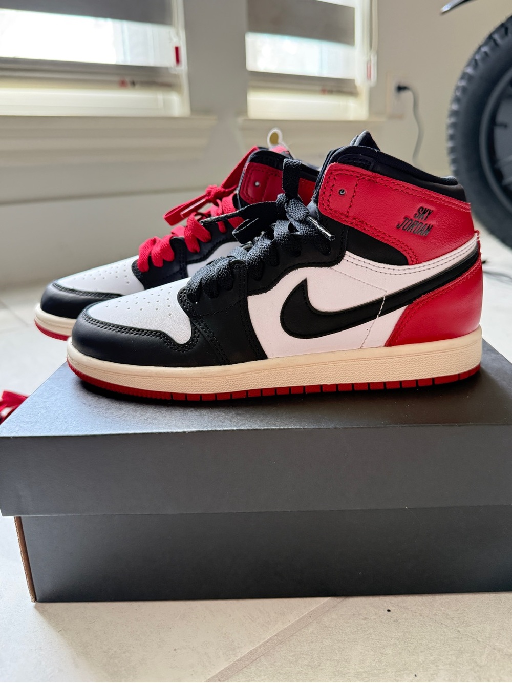 Kids Jordan 1 Retro High OG - Black/White/Red